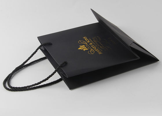 Wiederverwendbare schwarze Papierboutiquen-Einkaufstaschen aufgeprägt mit dem silbernen Stempeln