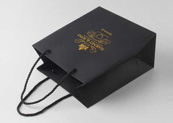 Wiederverwendbare schwarze Papierboutiquen-Einkaufstaschen aufgeprägt mit dem silbernen Stempeln