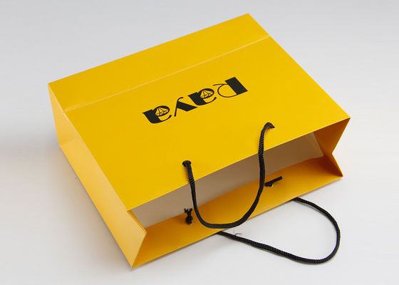 Gelbe Mattpapiereinkaufstasche-Nylongriff und kundengebundenes Logo gedruckt