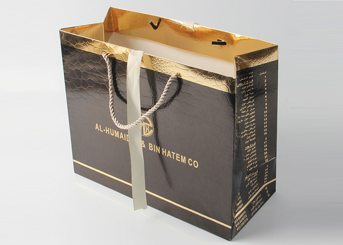 Glatte schwarze Geschenk-Luxustaschen mit Folien-heißem Stempelnund pp.-Seil-Griff